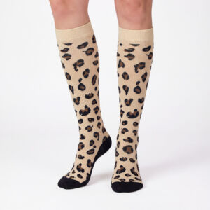 Beine mit kniehohen Kompressionsstrümpfen mit Leoparden Muster von xunt