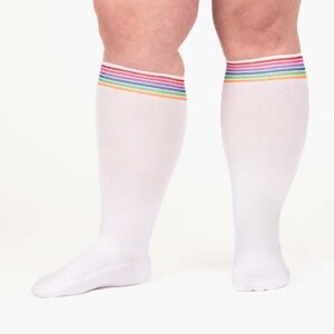 Beine mit kniehohen weißen Kompressionsstrümpfen für starke Waden mit bunten Streifen am Bund von xunt
