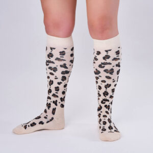 Beine mit kniehohen Sport Kompressionsstrümpfen mit Leoparden Muster von xunt