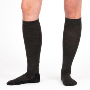 Beine mit kniehohen grauen Merino Kompressionsstrümpfen von xunt