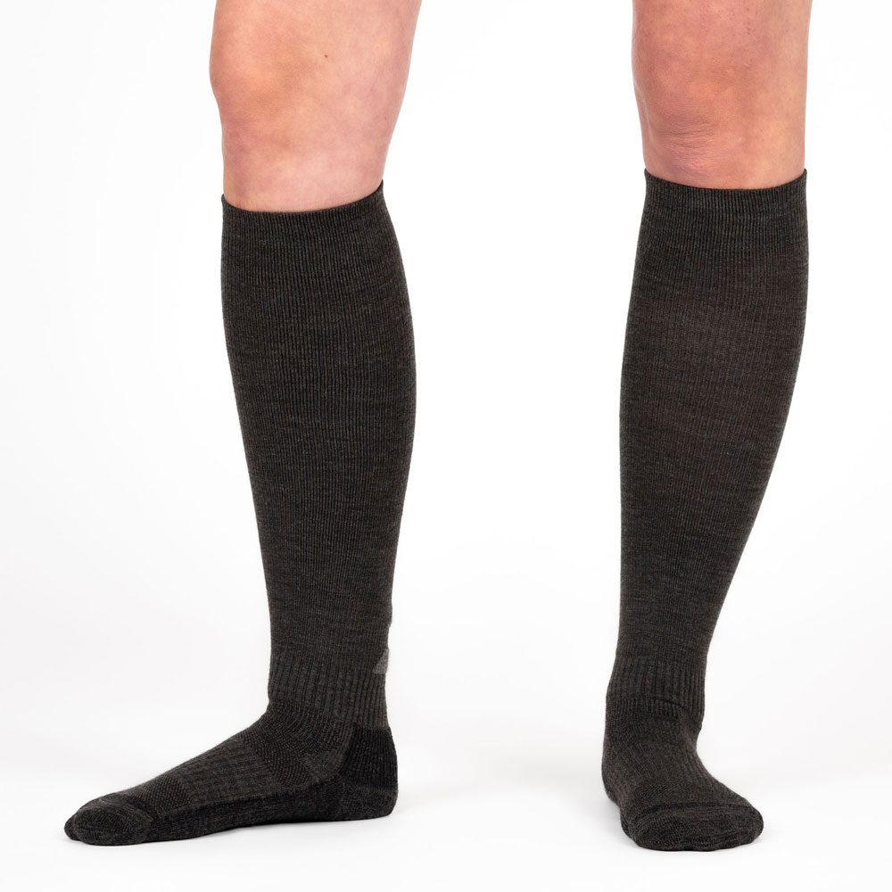 Beine mit kniehohen grauen Merino Kompressionsstrümpfen von xunt