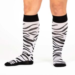 Beine mit kniehohen Kompressionsstrümpfen mit Zebra Muster von xunt