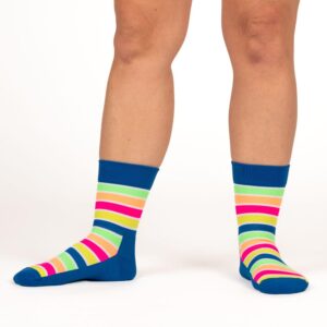 Beine mit neon bunt gestreiften Sportsocken mit Kompression von xunt