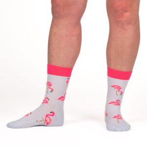 Beine mit hellblauen Sportsocken mit Kompression und Flamingos von xunt