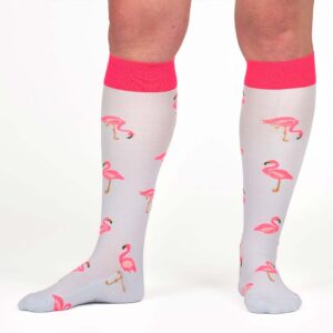 Beine mit kniehohen hellblauen Sportkompressionsstrümpfen mit Flamingos von xunt