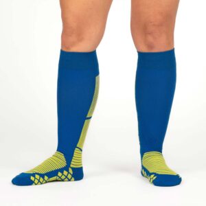 Beine mit kniehohen blau-gelben Sport Kompressionsstrümpfen von xunt