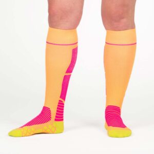 Beine mit kniehohen neon orange-pinken Sport Kompressionsstrümpfen von xunt