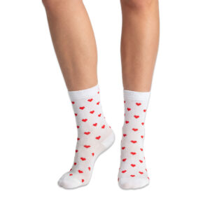 Beine mit weißen Sportsocken mit Kompression und Herzen von xunt