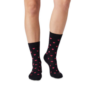 Beine mit schwarzen Sportsocken mit Kompression und Herzen von xunt
